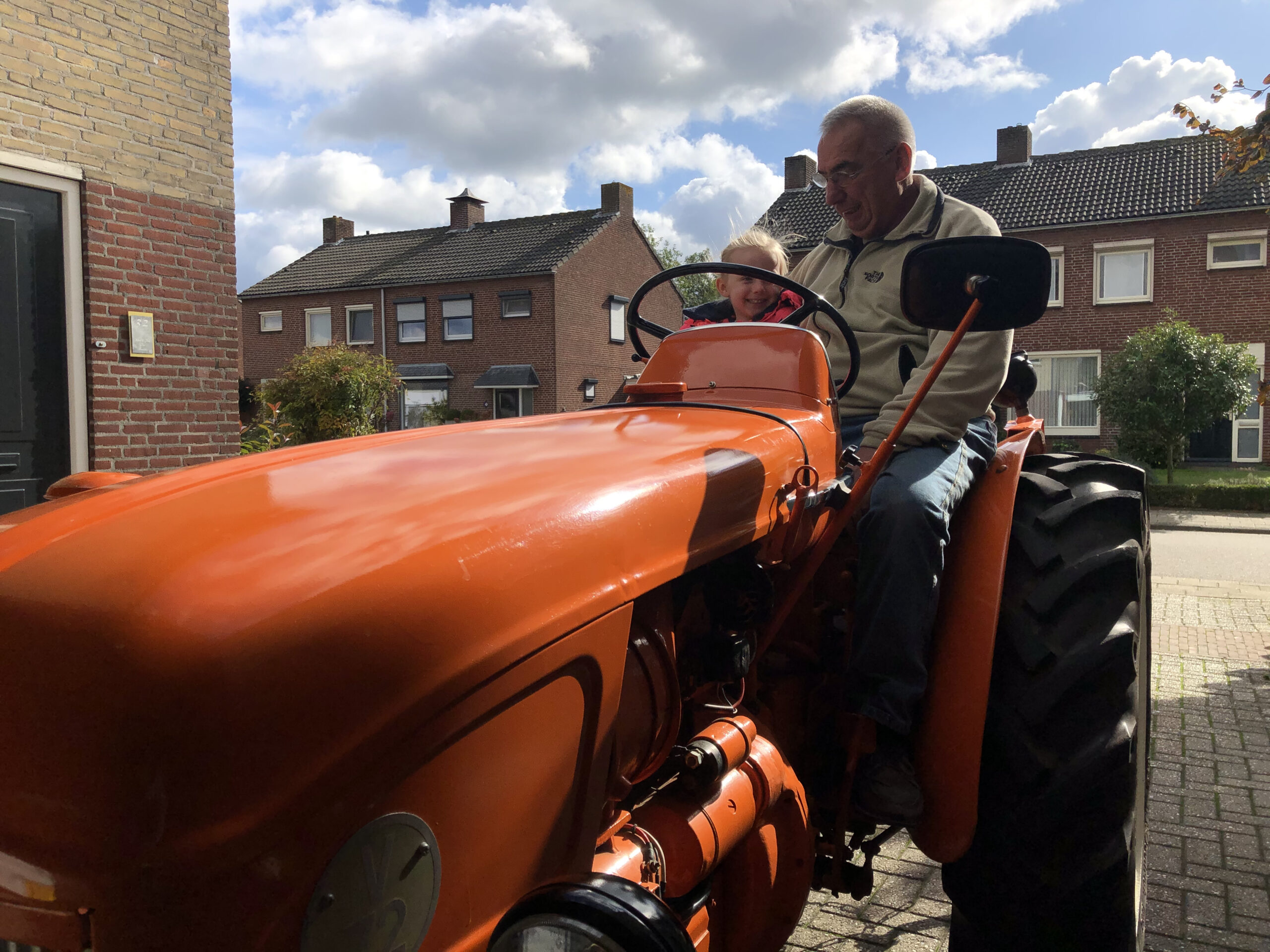 Janna met opa op de Renault tractor